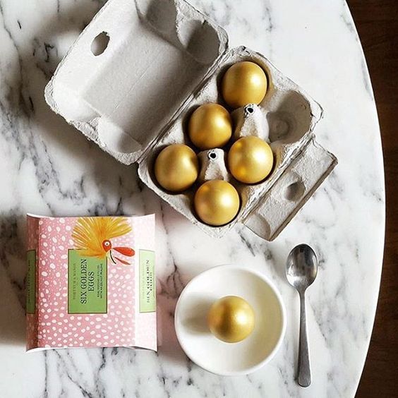Huevos de Fortnum and Mason vaciados, rellenados de praliné de avellana y pintados de dorado @clerkenwellboyec1