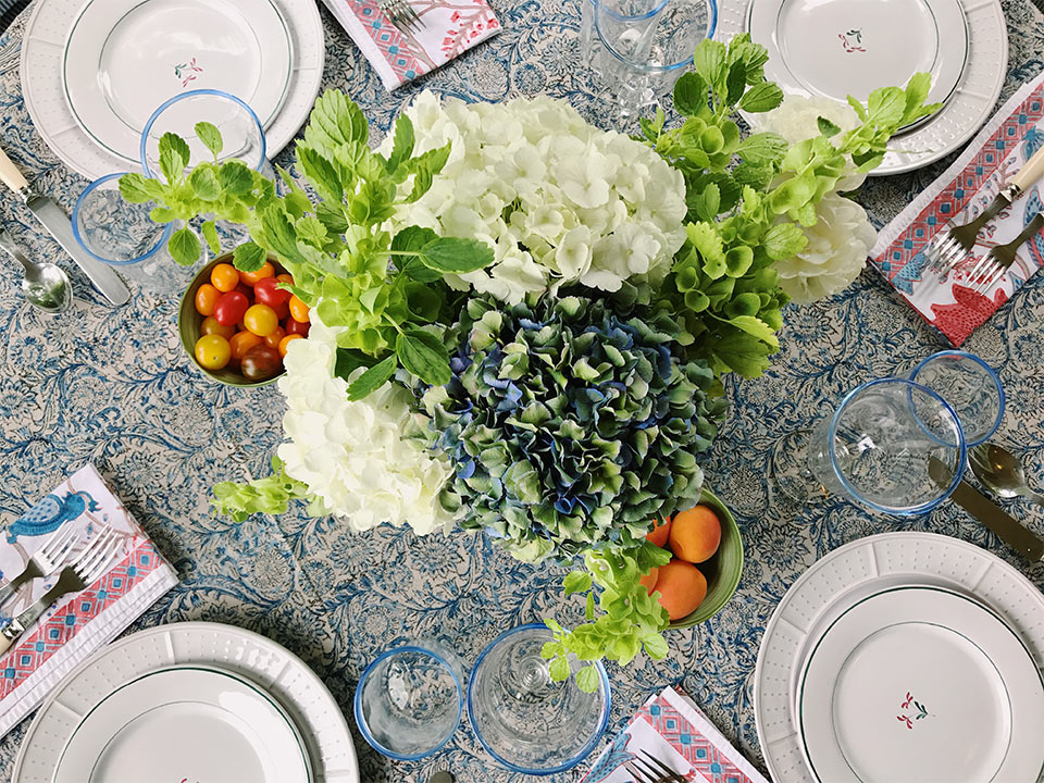 A summer table setting by Annabelle Moehlmann A summer table setting by Annabelle Moehlmann