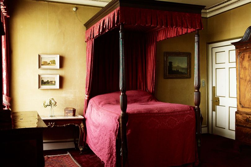 Faringdon House - The Red Bedroom