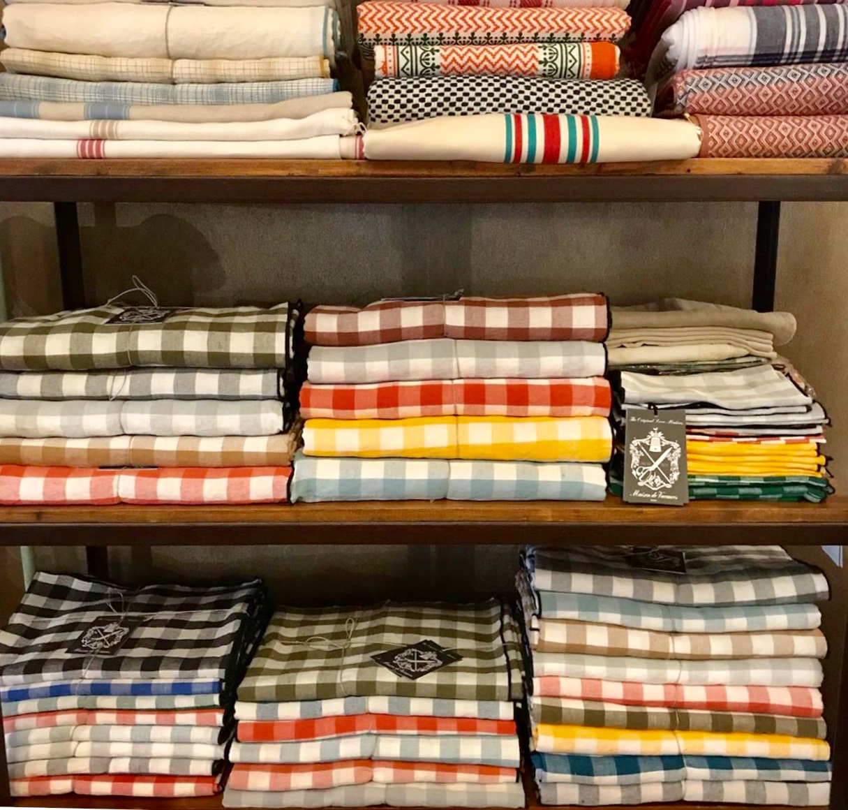 Pequena Inglaterra store in Madrid, gingham tablecloth