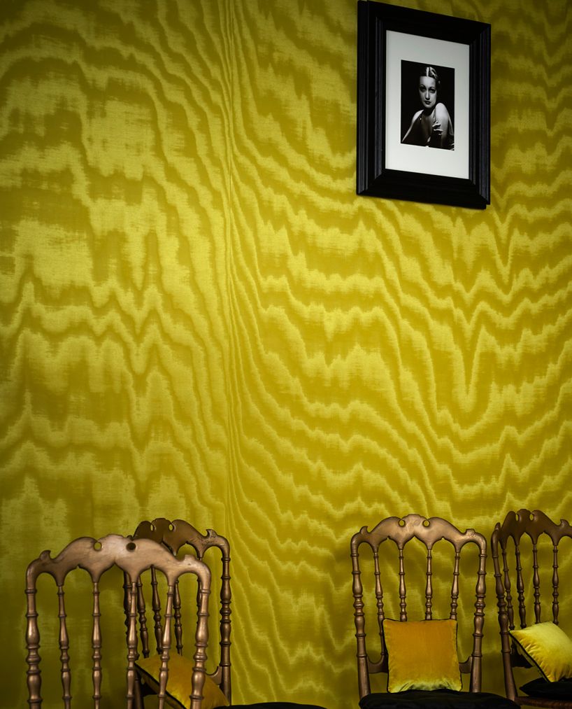 wallcovering: ‘amoir libre’, col. 7 lime cushions: ‘romeo&giulietta’, col. 18 lemon image © andrea ferrari / courtesy of dedar milano 
