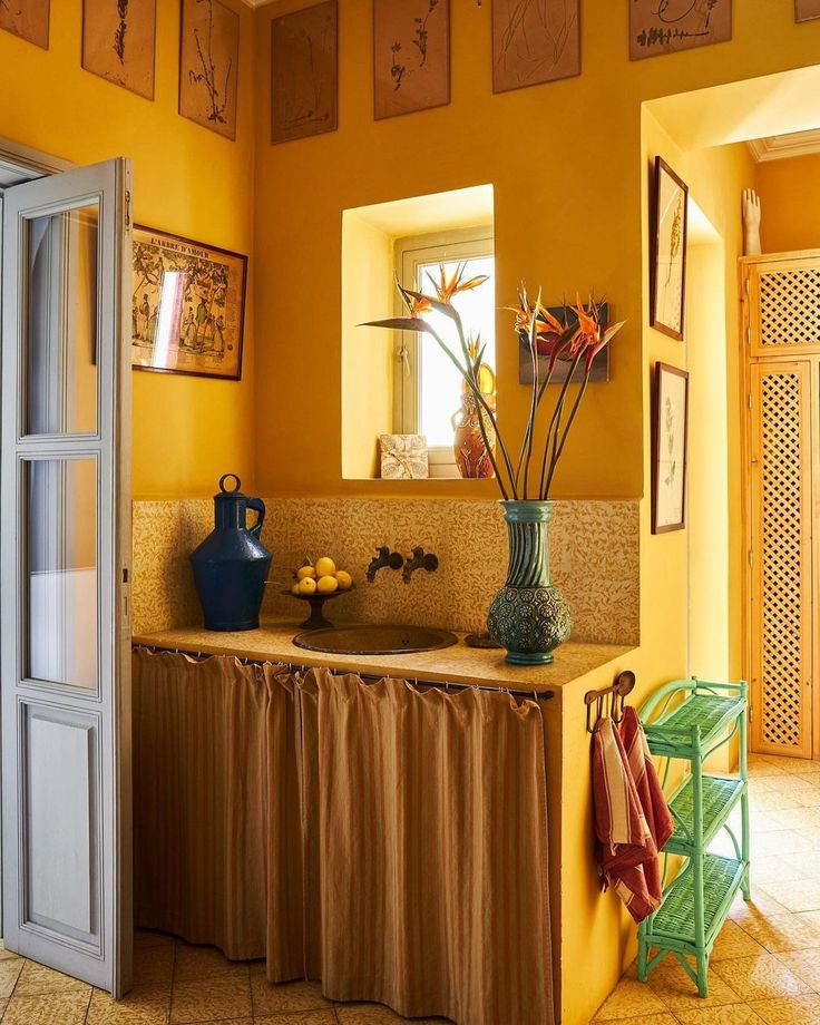 The yellow kichen at #casatosca by @nicolocastellinibaldissera and @kitgaris @casa.tosca